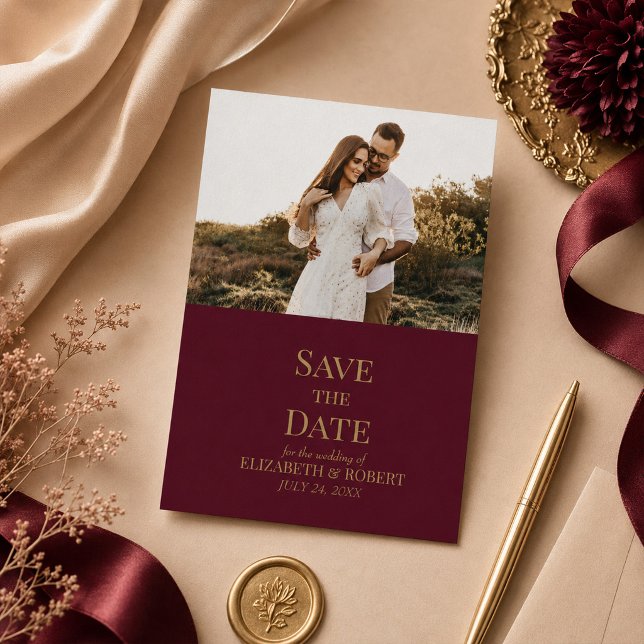 Modern Burgunderguld Foto Spara datum-kort Inbjudningar (Modern Burgundy Gold Photo Save the Date Card on a table with elegant wedding decor)
