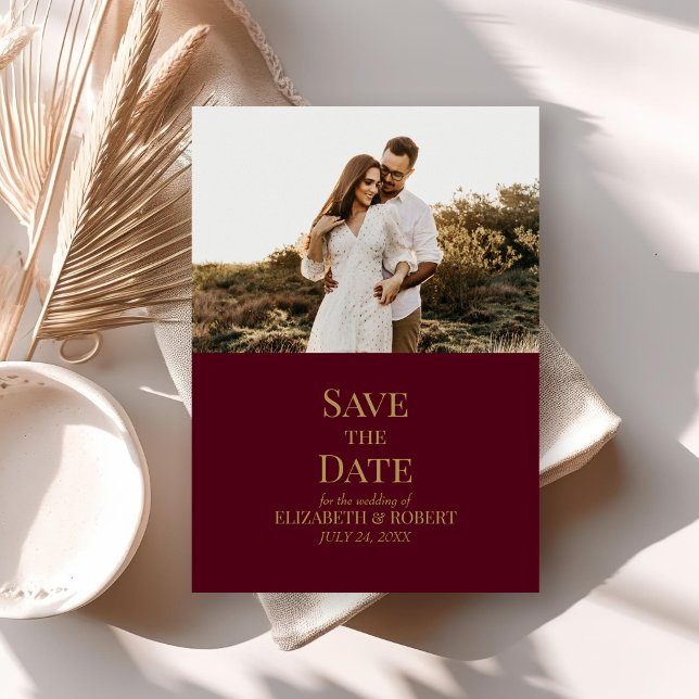 Modern Burgunderguld Foto Spara datum-kort Inbjudningar (Modern Burgundy Custom Photo Save the Date Card on neutral boho wedding table.)