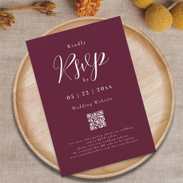 Modern Burgundisk Elegant Skript QR-kod Bröllop OSA Kort (Burgundy and cream ivory elegant script qr code wedding rsvp card)
