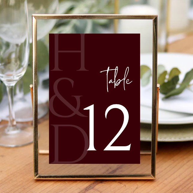 Modern Burgundisk Monogram Minimalistisk Bröllopsk Bordsnummer (Modern burgundy monogram table number adds a rich, elegant touch to reception tables.)
