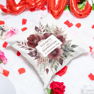 Modern Burgundy Blommigt Watercolor Bröllop Namn Kudde