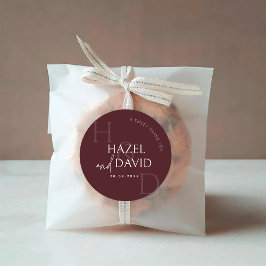 Modern Burgundy Monogram Minimalistisk Bröllop Runt Klistermärke