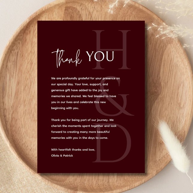 Modern Burgundy-monogram Minimalistisk Bröllop Tack Kort (Modern burgundy monogram thank you card adds a rich, elegant touch to your gratitude.)