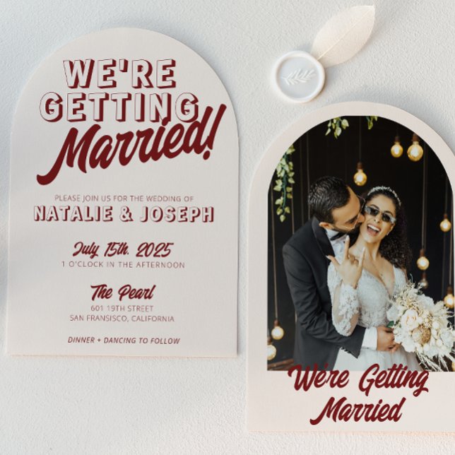 Modern Burgundy Retro Bold Arched Unique Wedding Inbjudningar (Skapare uppladdad)
