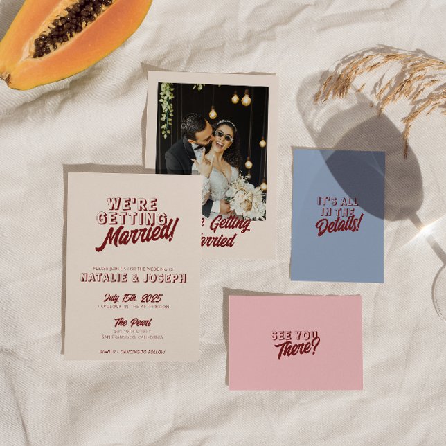 Modern Burgundy Retro Bold Funky Unique Wedding Inbjudningar (Skapare uppladdad)