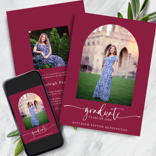 Modern burgundy-skript, Studenten Arch-foto Meddelande (Modern Burgundy Script Graduation Arch Photo Announcement with Instant Download)