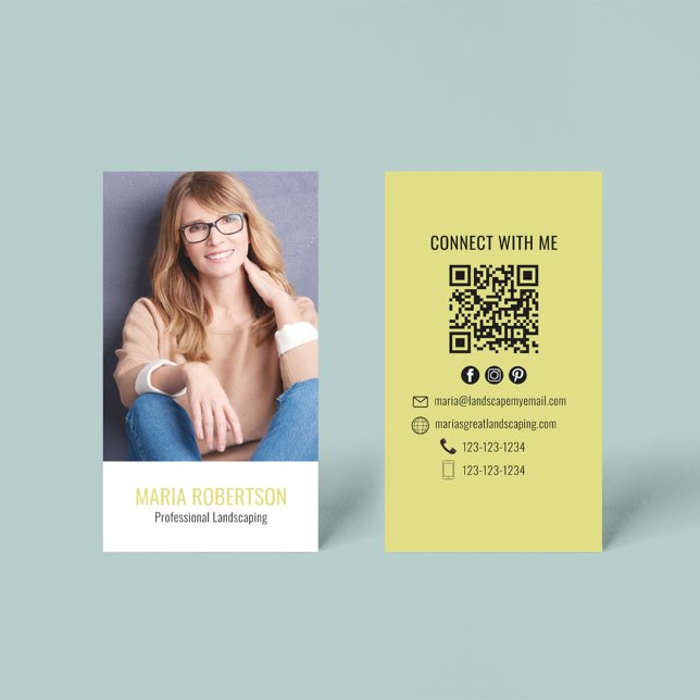 Modern Business QR Code Simple Photo Visitkort (With a scannable QR code with social media icons. )