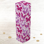 Modern Butterfly Watercolor Magenta Rosa Presentask För Vinflaska<br><div class="desc">rosa av magenta och  av butterfly-målarfärg med vit vattenfärg. Originalkonst av Nic Squirrell.</div>