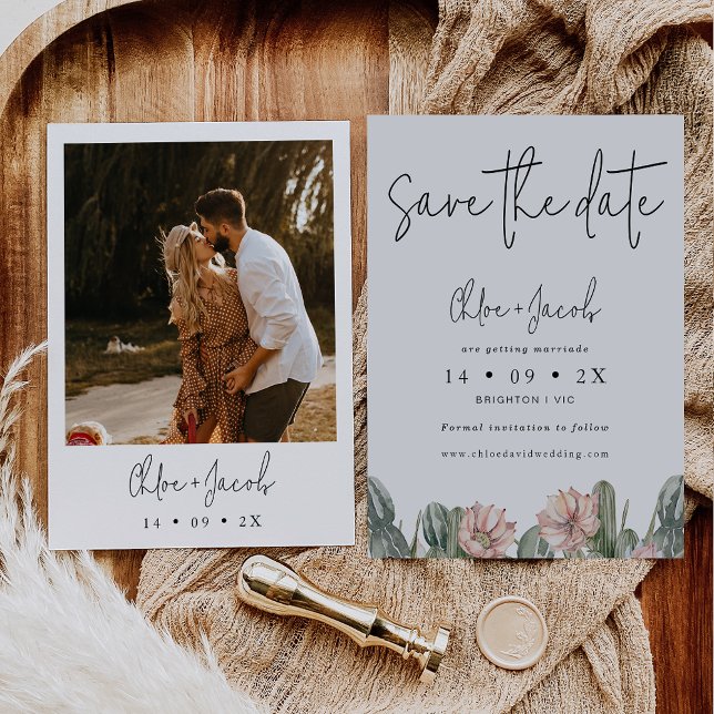Modern Cactus Photo Bröllop spara datum Card Inbjudningar (Cactus themed wedding save the date also featuring some modern calligraphy and the couples photo.)