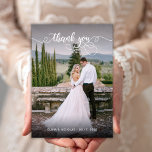 Modern calligrafi 2 - tackkort för foto Bröllop Tack Kort<br><div class="desc">Elegant Modern Chic Calligraphy Script Bröllop 2 Photo Tackyou Card. Modern Snyggt bröllop tackar dig för att du har en fullt-fotot på framsidan med texten "Tack" i ett snävt, snävt och snett tecken på typografi-skript som sänker svan-typsnittet i vit övertäckning på bild. 2-sidigt kort med 2 foton. Du kan enkelt...</div>