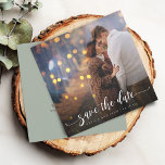 Modern calligrafi Foto Bröllop Spara Datumet<br><div class="desc">Modern kalligrafi med önskat svan och ditt favoritfotomeddelande bröllop sparar datumet.</div>