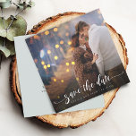 Modern calligrafi Foto Bröllop Spara Datumet<br><div class="desc">Modern kalligrafi med önskat svan och ditt favoritfotomeddelande bröllop sparar datumet.</div>