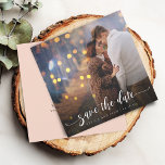Modern calligrafi Foto Bröllop Spara Datumet<br><div class="desc">Ett Modern Calligraphy Photo Bröllop spara datum-kort är ett charmerande och elegant sätt att meddela dina kommande barn till vänner och familj. Det här snygga kortet har en vacker förening av ditt favoritfoto och det konstnärliga flammet av kalligrafi, som skapar en personlig och en tidlös nyckelroll som både är visuellt...</div>