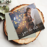 Modern calligrafi Foto Bröllop Spara Datumet<br><div class="desc">Modern kalligrafi med önskat svan och ditt favoritfotomeddelande bröllop sparar datumet.</div>