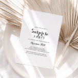 Modern calligrafi i Party Inbjudningar<br><div class="desc">Denna moderna kalligraffestinbjudan är perfekt för en högtidlig födelsedag,  pension eller någon överraskning party. Den enkla och elegant designen har skript av typen klassisk och finare i svartvitt.</div>