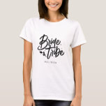 Modern Calligraphy Bride Tribe Bachelorette T Shirt<br><div class="desc">Den här enkla eleganten Bride Tribe t-shirt med eget namn kan göra en perfekt-bachelorette-gåva! Anpassa det enkelt med ditt namn.</div>