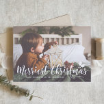 Modern Calligraphy Merriest jul Photo Julkort<br><div class="desc">Skicka ditt helgdag till vänner och familj med det här anpassadet julkort. Det här helgdag har modern kalligrafi. Anpassa genom att lägga till information. Det här fotojulkortet finns i andra färg och på andra kartonger. Matchande objekt är tillgängliga.</div>
