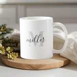 Modern Calligraphy Monogram Kaffemugg<br><div class="desc">Anpassningsbar-designat kaffe mugg med modern svartvit kalligrafi-monogramdesign.</div>
