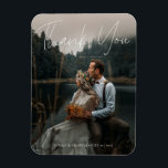 Modern Calligraphy Ny gifta Photo Tack Magnet<br><div class="desc">En contemporary och en modern Tack i Bröllop på en magnet med lite modernt Calligrafi för "ny gifta" (denna text kan ändras till inslag till vilken annan färg! som helst) och din favoritbild i bröllop på framsidan. Anpassa baksidan av Bröllop Keepsaké Magnet med ditt eget budskap, ge det som en...</div>