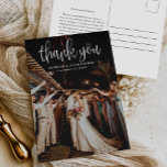 Modern Calligraphy Script Bröllop Photo Tack Vykort<br><div class="desc">Det här moderna fotokortet för Tack av fotografi i Bröllop har ett foto från bröllop med fullt,  med övertäckning av calligraphy-skript. Anpassa ditt speciella bröllop-tack på baksidan,  eller ta bort det för att lämna det tomma baksidan för ditt handskrivna tack.</div>