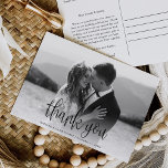 Modern Calligraphy Script Bröllop Photo Tack Vykort<br><div class="desc">Det här moderna fotokortet för Tack av fotografi i Bröllop har ett foto från bröllop med fullt,  med övertäckning av calligraphy-skript. Anpassa ditt speciella bröllop-tack på baksidan,  eller ta bort det för att lämna det tomma baksidan för ditt handskrivna tack.</div>