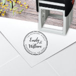 Modern Calligraphy Script Round-Returadress Självfärgande Stämpel<br><div class="desc">Denna självtryckande returadress frimärke har en modern typografi med elegantens kalligrafi och en klassisk runda gräns. Det är ett djärvt och unikt påstående. Frimärke är en underbar gåva till det nyfödda paret, nya bostadsägare eller som värdinna-gåva. Det är också mycket bättre än en klump coola i ett lager vid jul!...</div>