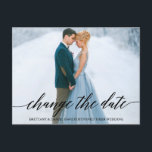 Modern Calligraphy-skriptfoto ändrar datum Vykort<br><div class="desc">Modern kalligrafiskript ändrar datumet Bröllop sköt upp ett par foto-vykort</div>