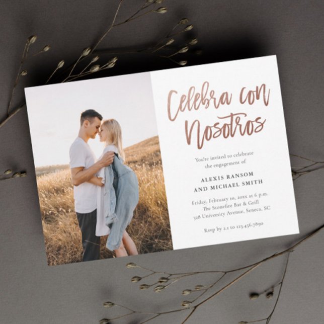 Modern Celebra con Nosotros Photo Förlovningsfest Inbjudningar (Spanish 2 photo engagement party invitation with modern rose gold celebrate with us typography.)