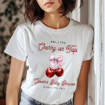 Modern Cherry on Top Rosa Bow Baby Shower T Shirt<br><div class="desc">Fira i stil med vår moderna Cherry on Top Rosa Bow Baby Shower-samling. Den här charmerande uppsättningen har en lekfull körsbärsdesign som accentueras av en delikat rosa-butik, vilket ger en söt och sofistikerad beröring till babyduschen. Från inbjudningskort och tack-kort till pappra kopp, blöjor och dekorföremål är varje biet i den...</div>