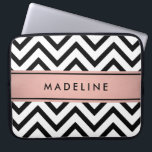 Modern Chevron Mönster & Namn Rosa, Black & White<br><div class="desc">Skydda din bärbara dator i stil med en chic modern sleeve. Utformningen har svart och vit chevron zig-zag mönster,  söt faux guld foil rand på rosa och svart,  och ditt namn eller annan anpassad text. Den här eleganten och trendiget fodral ger henne en snyggt.</div>