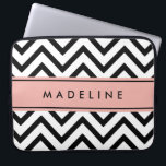 Modern Chevron Mönster & Namn Rosa, Black & White Laptop Fodral<br><div class="desc">Skydda din bärbara dator i stil med en chic modern sleeve. Utformningen har svart och vit chevron zig-zag mönster,  söt faux guld foil rand på rosa och svart,  och ditt namn eller annan anpassad text. Den här eleganten och trendiget fodral ger henne en snyggt.</div>