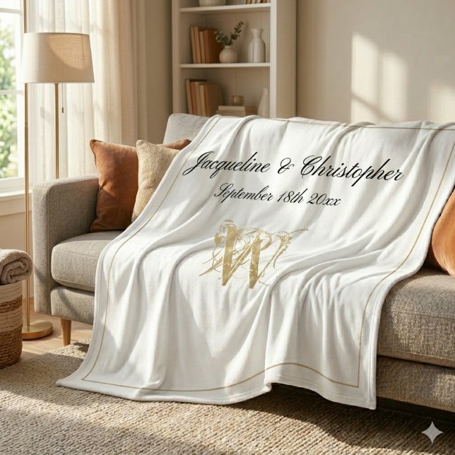 Modern Chic Anpassningsbar Newlyged Keepsaki Monog Fleecefilt (Elegant gold monogram with black names and gold border against a gorgeous white fleece blanket.)