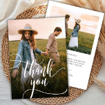Modern Chic Calligraphy Script 2 Photo Bröllop Tack Kort<br><div class="desc">Modern Boho Chic Calligraphy Script 2 Photo Bröllop - tackkort. Snyggt bröllop tackar dig för att du har en lodrät på framsidan med texten "Tack" i ett snävt, snävt och snävt tecken på typografi, swash-skript i svan på ett vitt överlägg på bild. På baksidan av det fördefinierade tacket får du...</div>