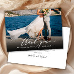 Modern Chic Calligraphy Script One Photo Bröllop Tack Kort<br><div class="desc">Modern Chic Elegant Calligraphy Script Bröllop One Photo Tackyou Card. Snyggt bröllop tackar dig för att du har en fullt foto på framsidan med texten "Tack" i ett mejlaktiskt, snabbt och snävt tecken på typografi som byts ut mot det svan-vita övertäckningstecknet på bild och en baksida som ett förtillverkat tack....</div>