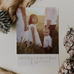 Modern Chic | Foto av Guld God jul Julkort<br><div class="desc">Detta moderna fotokort för guld God jul i chic är helgdag för perfekt som Julhälsningar. Den här enkla boho-designen har en klassisk,  sofistikerad kalligrafi i vintage guld och kräm. Anpassa kortets framsida med ett foto,  din familj namn och året.</div>