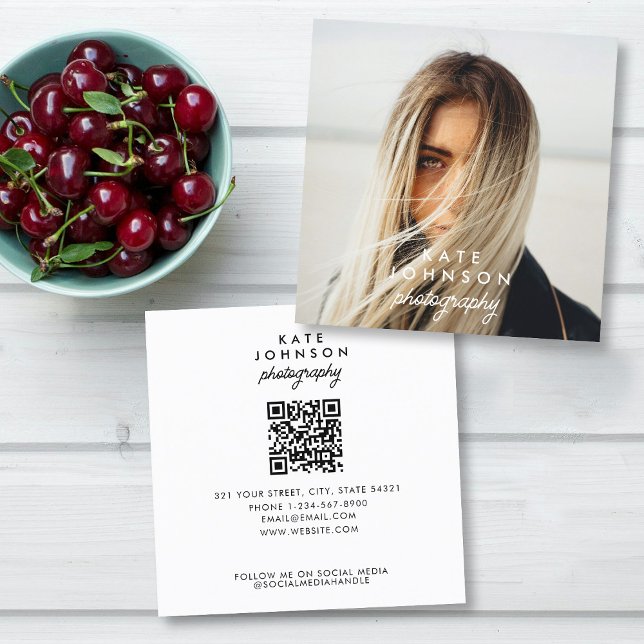 Modern Chic Fullt Foto QR Code Social Media Fyrkantigt Visitkort (Modern Script Chic Full Photo QR Code Social Media Square Business Card)