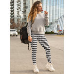 Modern Chic Geometric Black White Zig Zag Mönster Leggings<br><div class="desc">Anpassningsbar, modern, coola, chic, snyggt, andningsbar, handsydd, svart och vit geometrisk zig zag mönster livens fullt mode tränger ut yoga gym som kör balkar byxor, som sträcker sig för att passa din kropp, kramar i hela högerna, studsar tillbaka efter ställes och inte förlorar sin form vid upprepad tvättat. Gör en...</div>