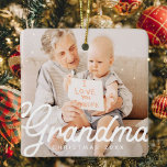 Modern Chic Grandma Photo jul Helgdag Julgransprydnad Keramik<br><div class="desc">Design består av modern chic-typografi med sans serif- och serif-teckensnitt. Lägg till ett foto av anpassningsbarna mormor och årtal.</div>