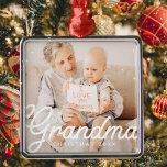 Modern Chic Grandma Photo jul Helgdag Julgransprydnad Metall<br><div class="desc">Design består av modern chic-typografi med sans serif- och serif-teckensnitt. Lägg till ett foto av anpassningsbarna mormor och årtal.</div>
