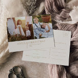 Modern Chic | Guld Photo Collage News Helg Vykort<br><div class="desc">Det här moderna guld-fotosamlingskortet för julnyheter är helgdag för perfekt snyggt som Julhälsningar. Den här enkla boho-designen har en klassisk, sofistikerad kalligrafi i vintage guld och kräm. Anpassa vykortet med 2 foton, din familj namn, första namn och året. Inkludera ett valfritt år i recension eller i familjens nyhetsbrev på baksidan....</div>