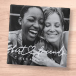 Modern Chic Heart Best Friends Besties BFF-foto Knapp<br><div class="desc">Design består av roligt och spelande kursiv skripttypografi med sans serif-teckensnitt. Lägg till ett anpassningsbar-foto.</div>