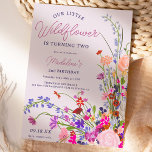 Modern chic-jokertecken 2:a födelsedag inbjudningar<br><div class="desc">Vår lilla vildblomma blir 2! Elegant modern sommarblomma i vår med söt vild blomma och penselmansmanus Andra födelsedag med en modern kalligrafitypografi med rött,  lila,  rosa,  terracotta blommor.</div>