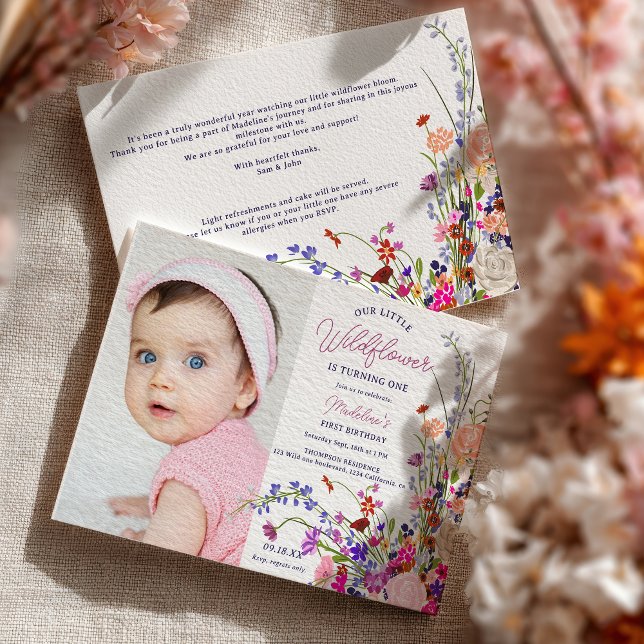 Modern chic-jokertecken foto 1:a födelsedag inbjudningar (Modern chic wildflower script photo 1st birthday invitation)