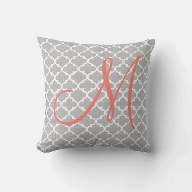 Modern chic korallMonogram på gråa Quatrefoil Kudde (Framsida)