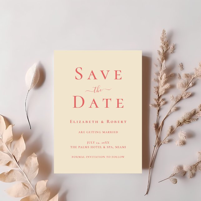 Modern Chic Mjuk Korall Typografi Spara Datumet Inbjudningar (Modern Chic Soft Coral Typography Save the Date Invitation on a table with dry soft pink flowers.)