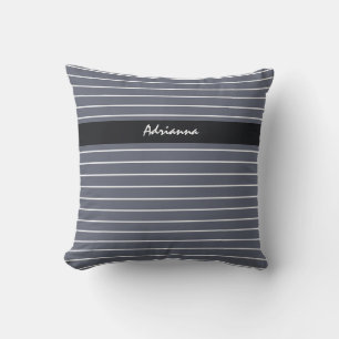 Modern Chic Mörk Grått Thin Rand med Namn Kudde