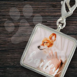 Modern Chic Pet-foto med enkel Elegant Berlock<br><div class="desc">Den här enkla och klassiska designen består av serif-typografi och lägger till en anpassningsbar foto av ditt sällskapsdjur.</div>