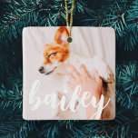 Modern Chic Pet-foto med enkel Elegant Julgransprydnad Keramik<br><div class="desc">Den här enkla och klassiska designen består av serif-typografi och lägger till en anpassningsbar foto av ditt sällskapsdjur.</div>