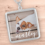 Modern Chic Pet-foto med enkel Elegant Silverpläterat Halsband<br><div class="desc">Den här enkla och klassiska designen består av serif-typografi och lägger till en anpassningsbar foto av ditt sällskapsdjur.</div>