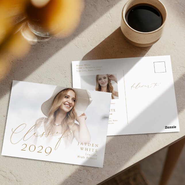 Modern Chic Script Class of 2025 Photo Studenten Vykort (Modern Chic Script Class of 2025 Photo Graduation Postcard)